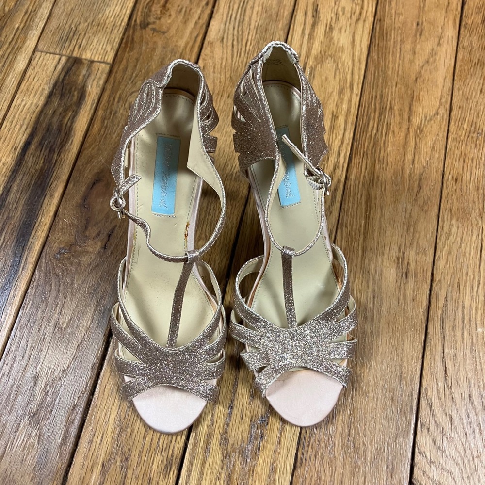 Betsey Johnson SB-TEE Gold Glitter T-Strap Blue Sole Heels Sandals Womens‎ 9.5